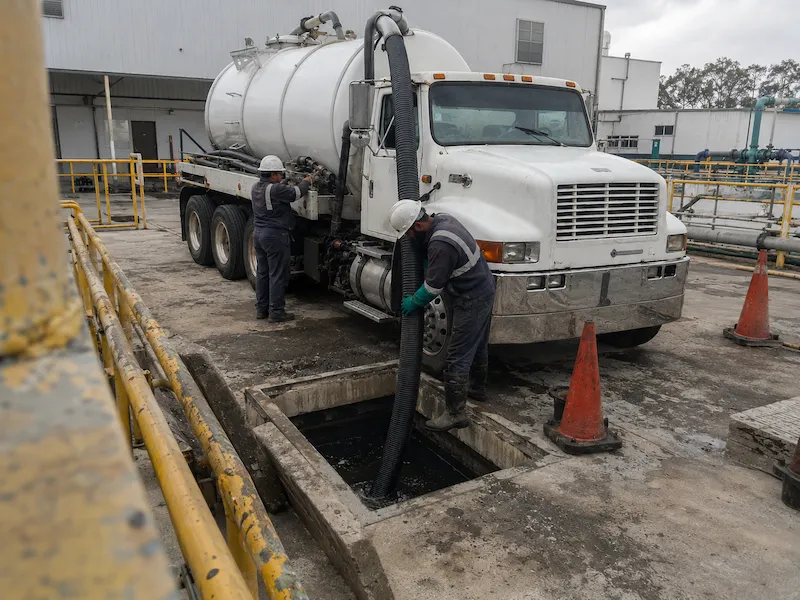 Operador con EPP conectando manguera de succión en la línea de proceso de una planta en Querétaro