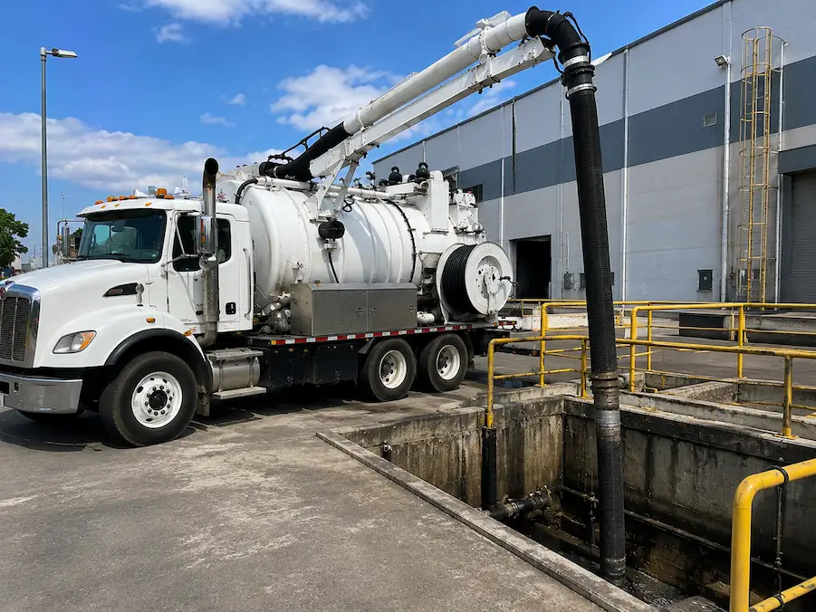 Camión vactor de 17 m³ estacionado junto a un cárcamo de bombeo en una nave del Parque Industrial El Marqués